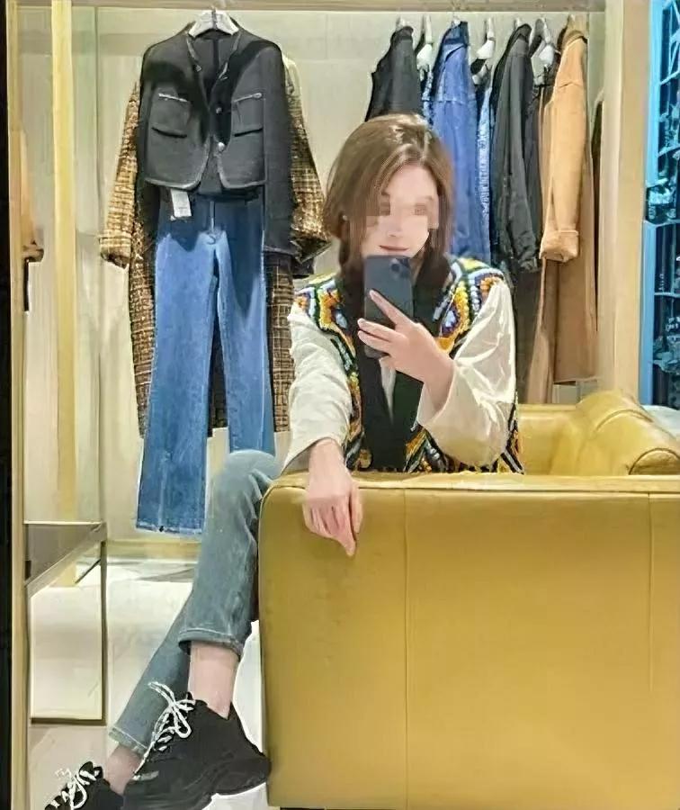 她踩油门那一刻，只想活。引擎盖上的男人却赌她不敢。监控里那十秒，像慢放的