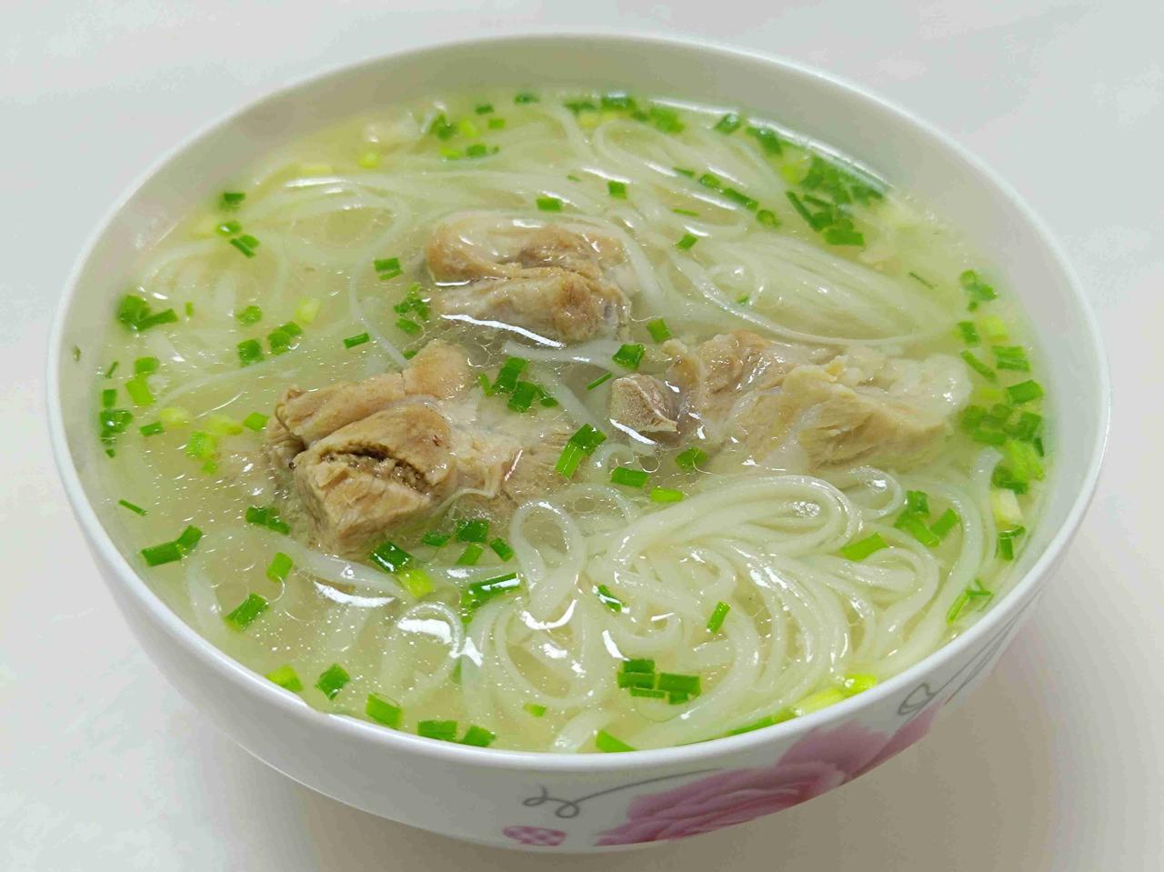 一碗没有大肉的骨汤面！带定位晒今日生活我的今日状态：😎自信酷炫我这里的天