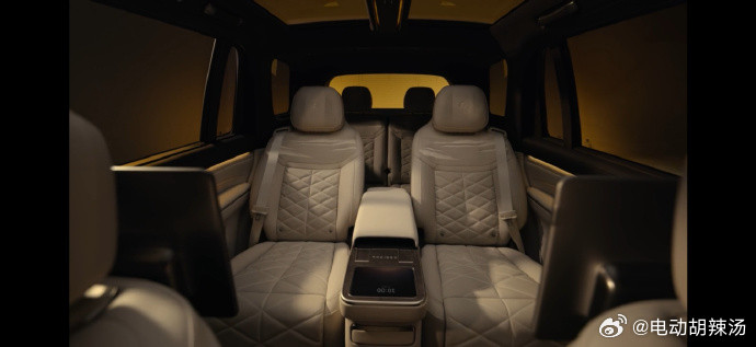 蔚来ES9这内饰风格依然很在线，老登又不带土味~但这么宽的中岛的六座车要怎么优