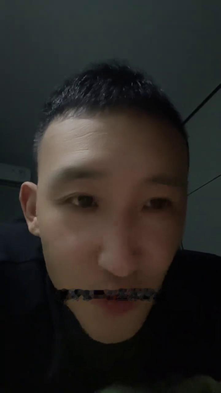如果你现在陷入内耗，经常焦虑，告诉你一个生存哲学，就是拒绝任何负担。你把所有的精
