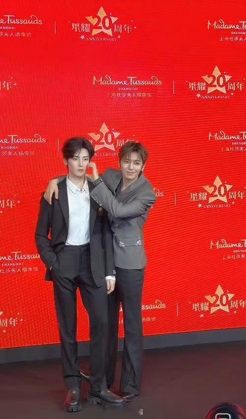 感觉蜡像和侯明昊本人有点差距