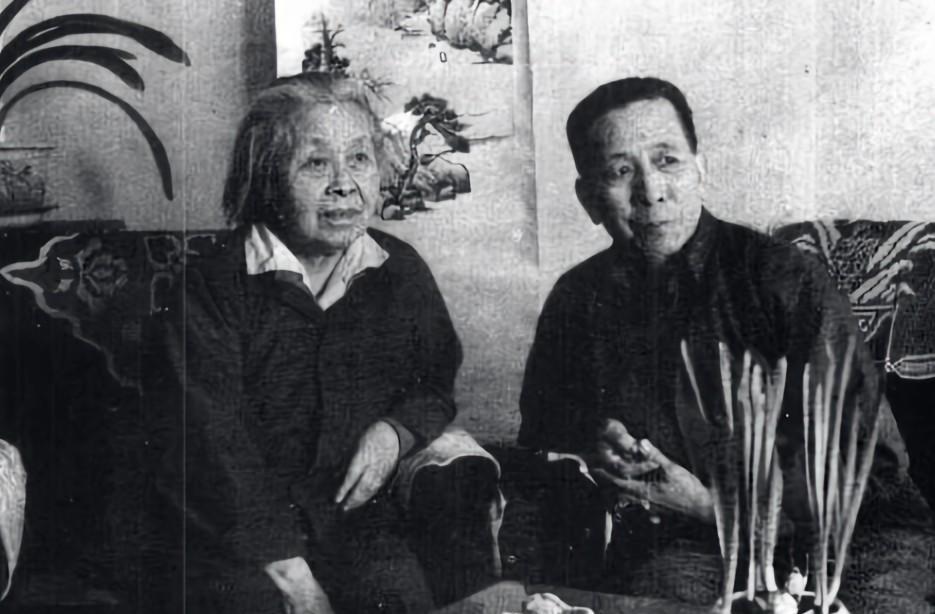 1984年10月12日，丁玲八十寿辰，与丈夫陈明在寓所中的合影。当时丁玲身体并不