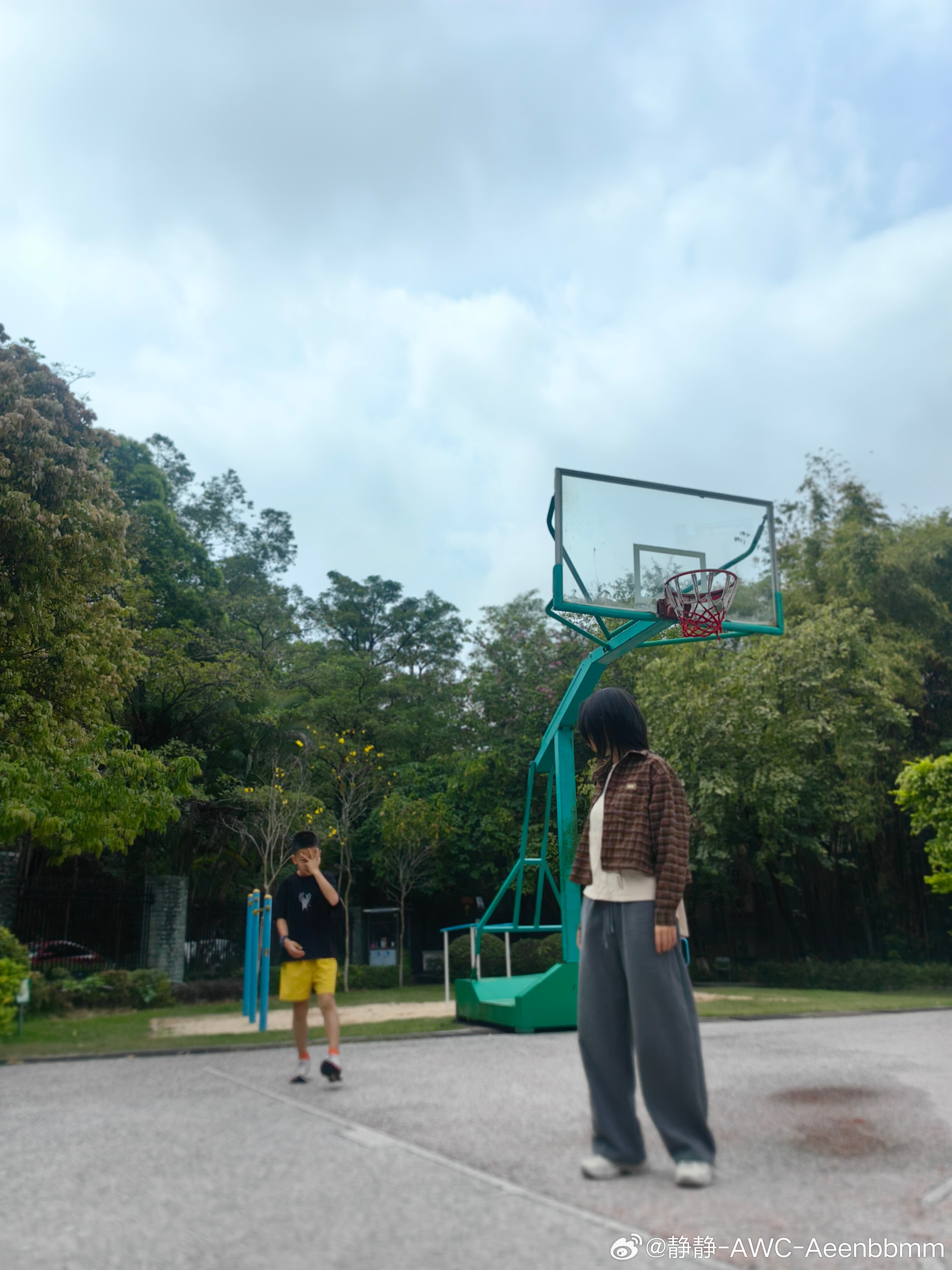 睡前儿子突然问：妈妈，我们家是不是很穷啊？不然你为什么要去外地上班，一个星期才回