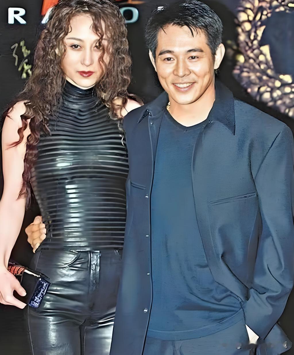 我怀疑李连杰得瑟是为了宣传新片也怀疑他是因为老婆利智实在太漂亮万万没想到