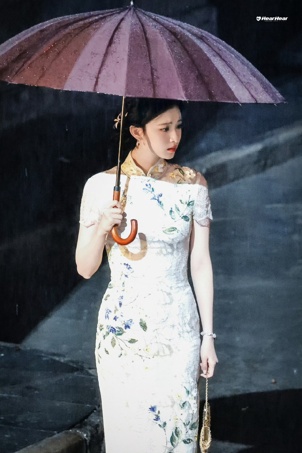 王楚然“女人中的女人”这几个字简直是为楚然量身定制的！！雨中旗袍这一段真的杀疯了