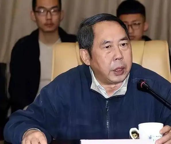 “中国现在向美国投降还来得及！再晚就要‘跪着’了，”7年前，中国专家马臣公开宣称