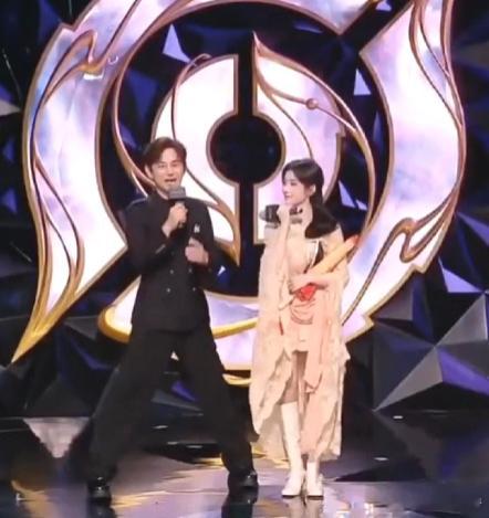 王者ry十周年晚会上,何老师和鞠婧祎同框,但应该是导播切错了镜头,导致不小心暴露