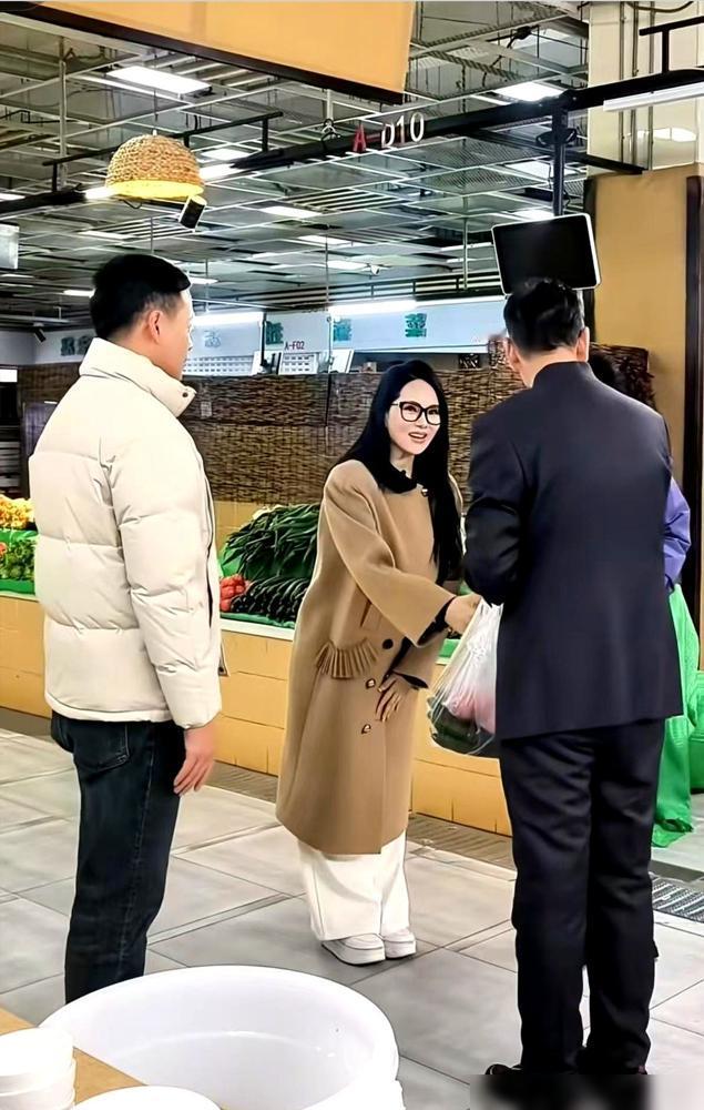 我今天好像突然有点懂秦昊了。真的。伊能静弯下腰的那一躬，鞠下去的不仅是礼