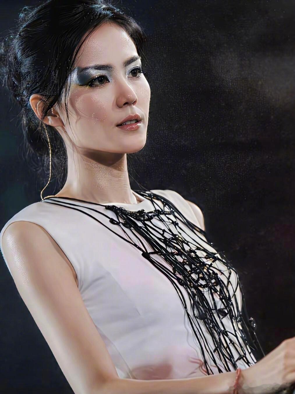 王菲早期妆造只有她能驾驭