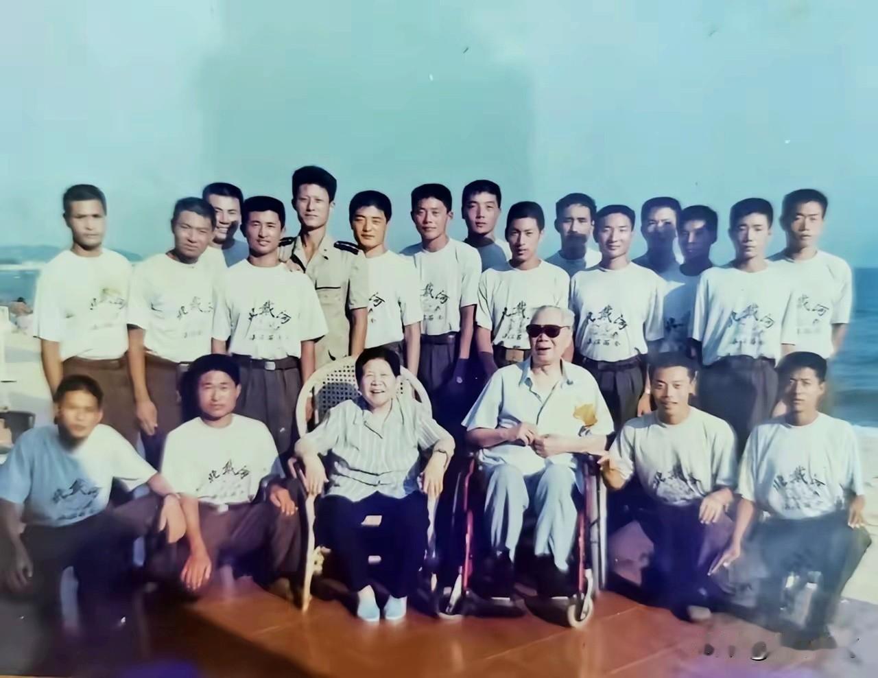 🍁80年代，开国上将杨成武将军与夫人赵志珍在北戴河疗养时，和身边的警卫战士合影