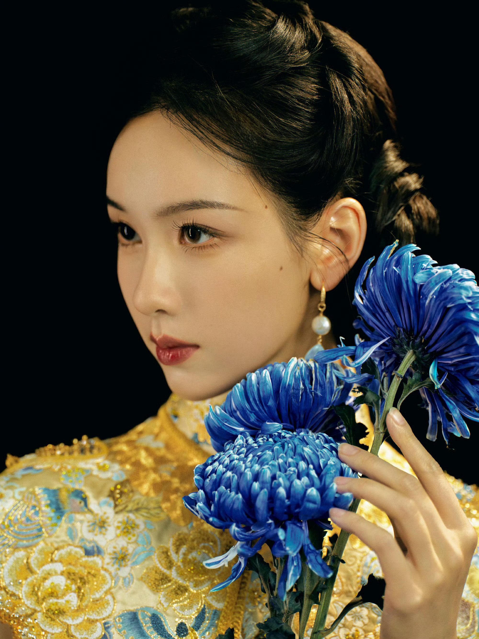 持花对镜，蝶影随身。陈都灵摄影：范晓东