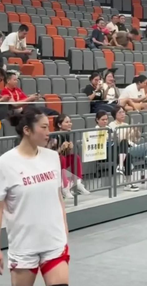 李梦姑娘说的篮球打的非常漂亮，组织能力极强，拼博水平十分耀眼，三分球投射技术任何