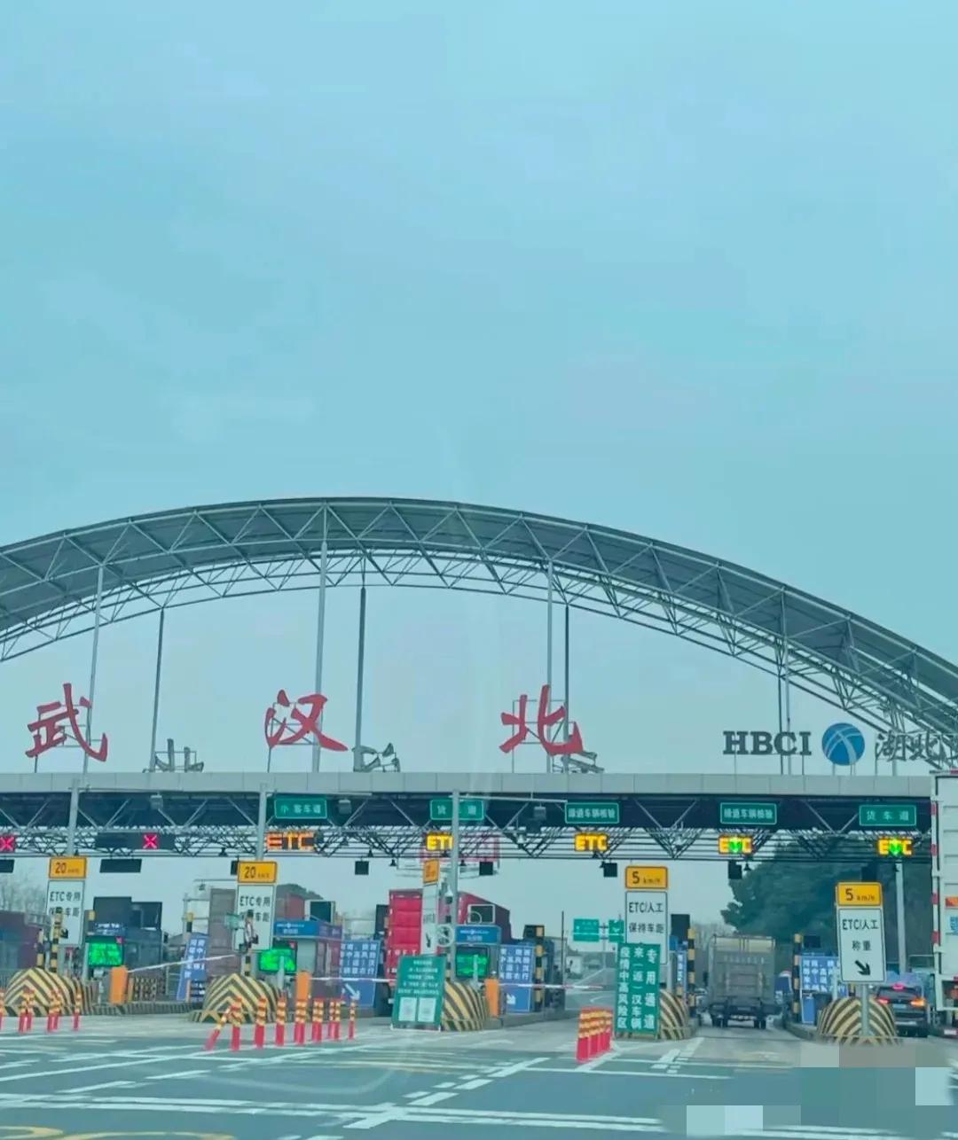 家人们，我们知道高速在节假日是免费通行的，那我是不是可以这么操作，我在车上放一台