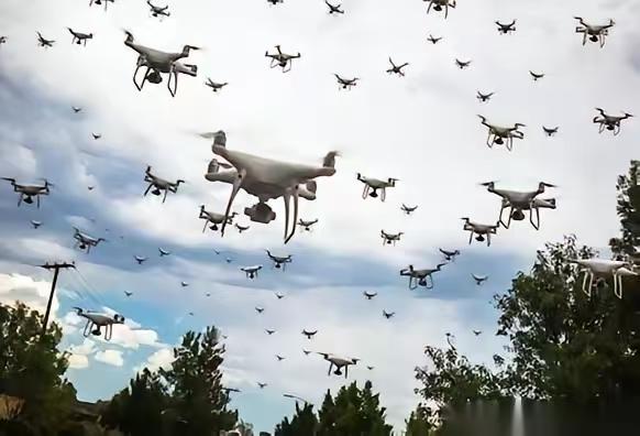 乌克兰这次算是下了血本，上千架无人机对着莫斯科连轰了三天三夜。本来指望靠“饱和