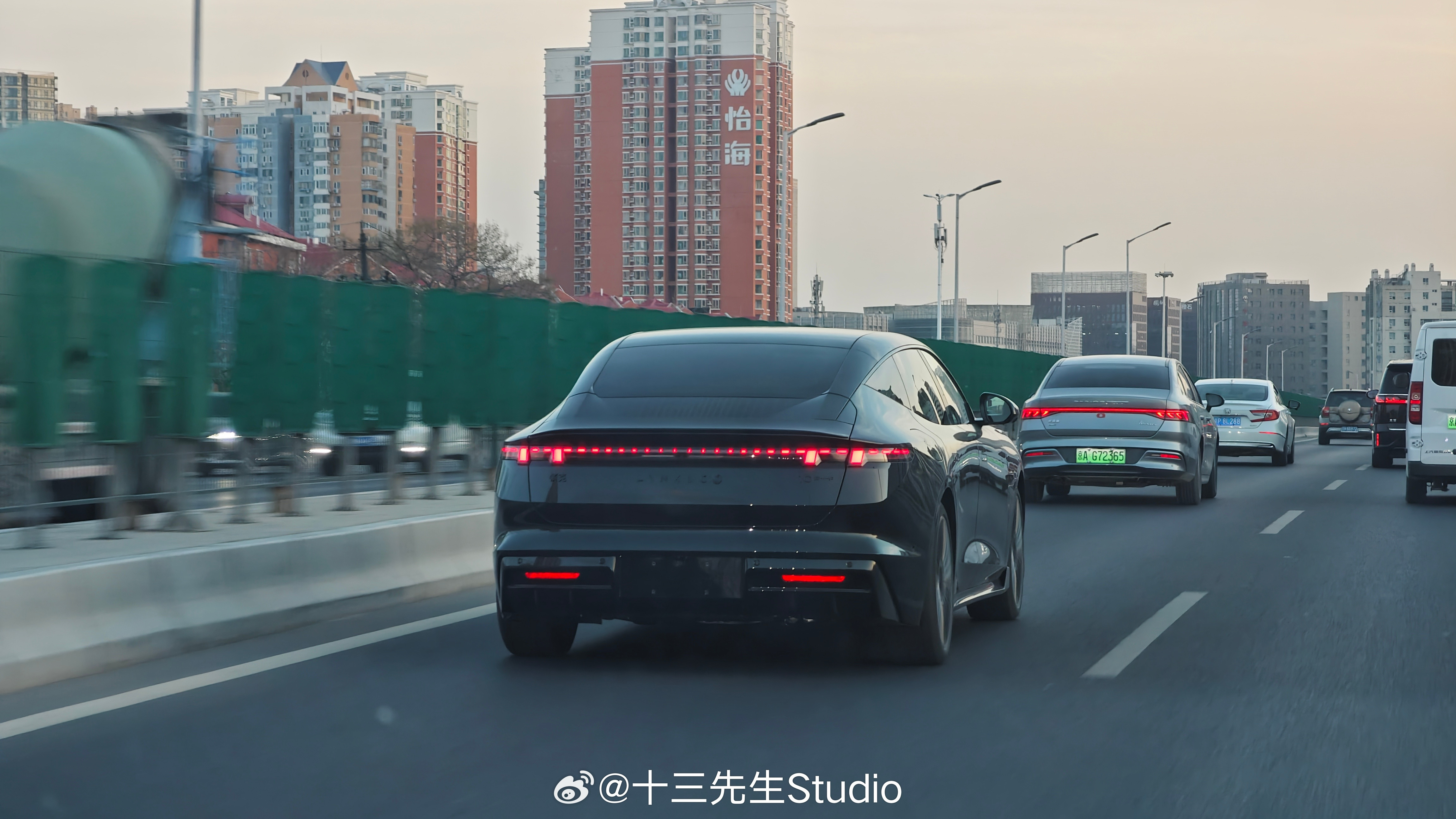 帅到我了兄弟，这姿态，这线条，这颜色！抓住上牌之前最后的巅峰颜值多拍点照片吧，不