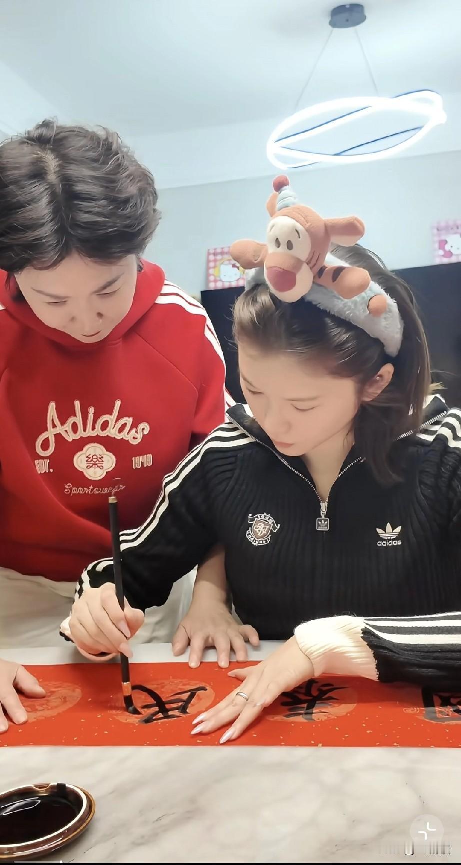 吴艳妮这书法水平简直颠覆了我对她的认知，她这春联写的太有才了，一撇一捺都尽显功力