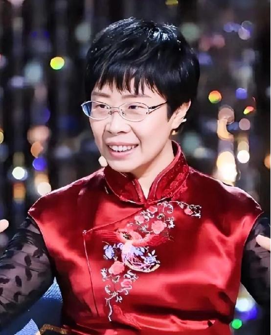 你敢信吗？前阵子还在诗词大会上温温柔柔讲唐诗宋词的蒙曼，就因为聊了几句清朝，直接