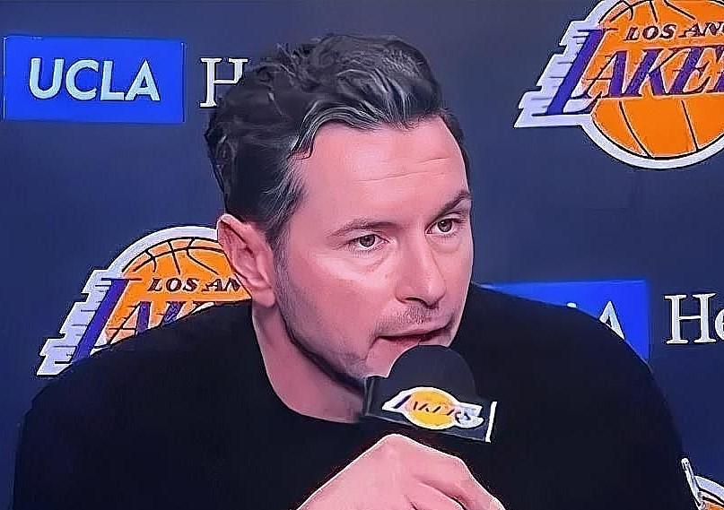 湖人主帅雷迪克迷茫了！雷迪克在今日接受采访表示，他一直对进攻端缺乏组织性感到困