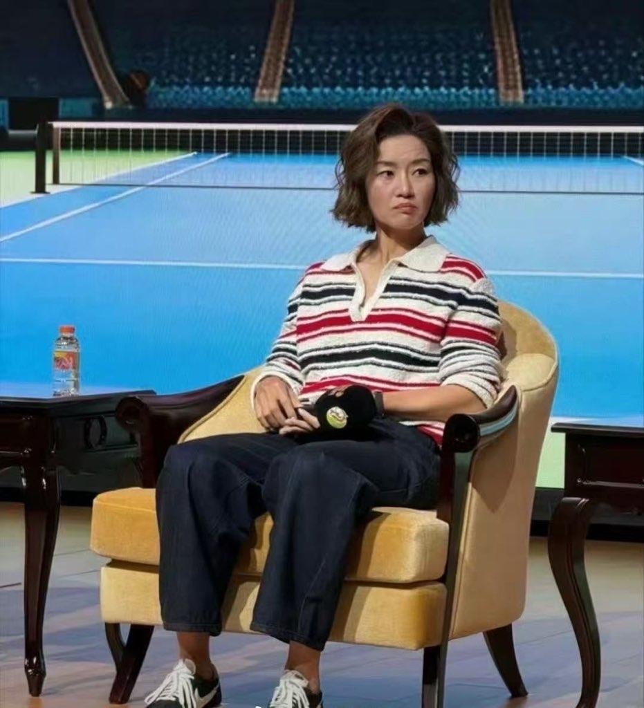 天啊，差点没认出来……李娜不打球，完全变了个人，感觉这个人状态都不一样了