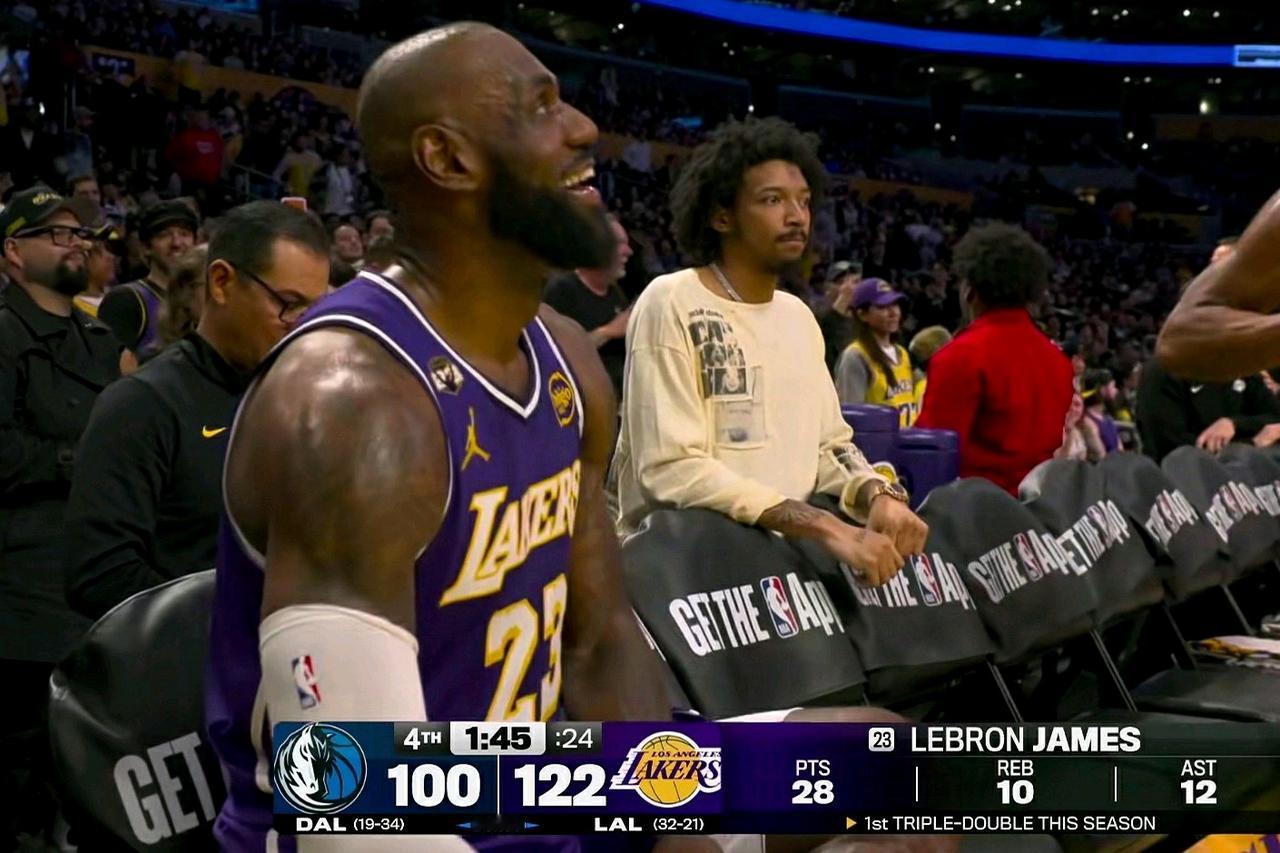 老詹不拿三双誓不罢休啊！在湖人主场大胜独行侠的末节比赛中：湖人末节大比分领先独行