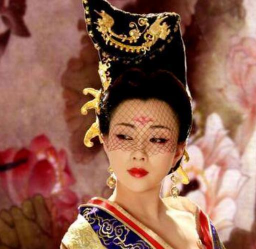 649年，李世民躺在床上奄奄一息，看着25岁貌美如花的武则天，不放心地问：“朕死