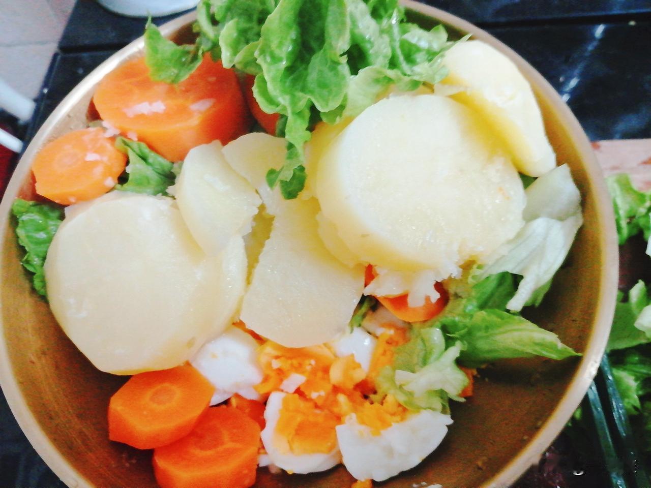 下午餐:我把胡萝卜，土豆切片和鸡蛋一起蒸熟，用生抽，陈醋，香油，芝麻调酱料，