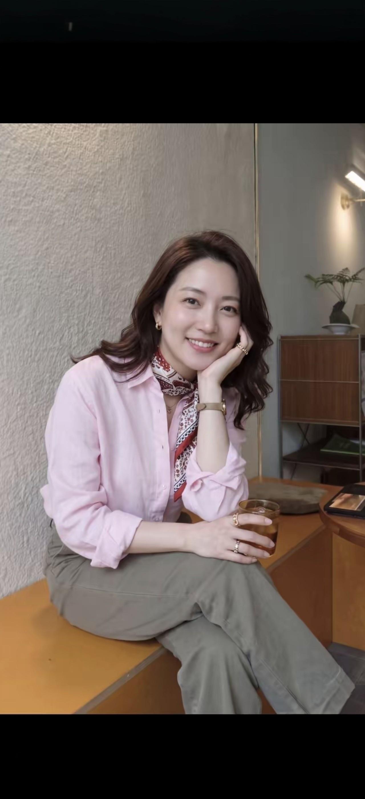 这姑娘在咖啡馆里喝咖啡呢。