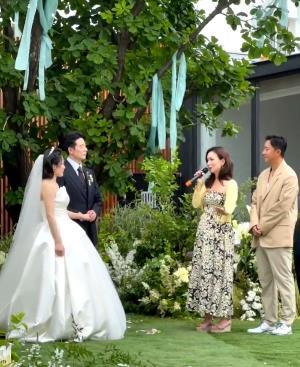 最近韩庚和卢靖姍一起去参加朋友的婚礼，两位站在一起确实是太般配了。韩庚里面穿