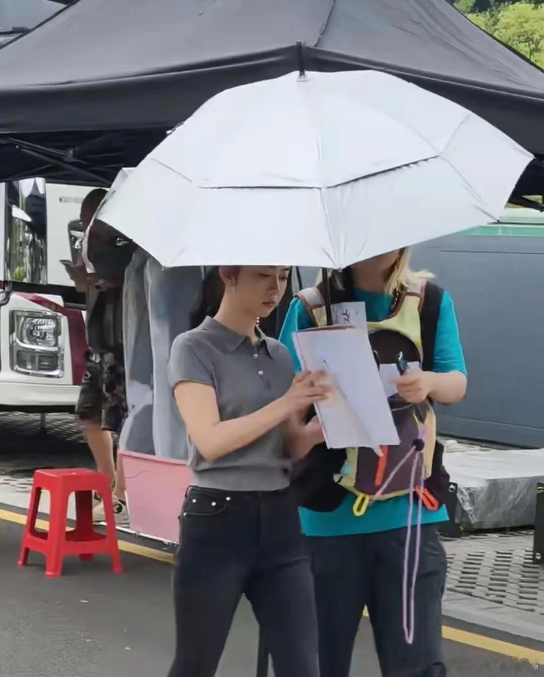 谭松韵在福建漳州拍戏，生图里的她真的没有网友说得那么矮。不仅漂亮，身材比例也特别