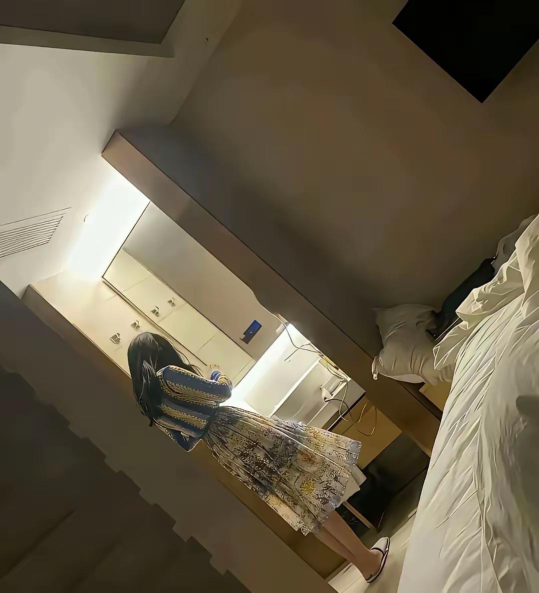 一张构图、角度、光线都不太好的人像摄影作品，不过花裙子很漂亮！