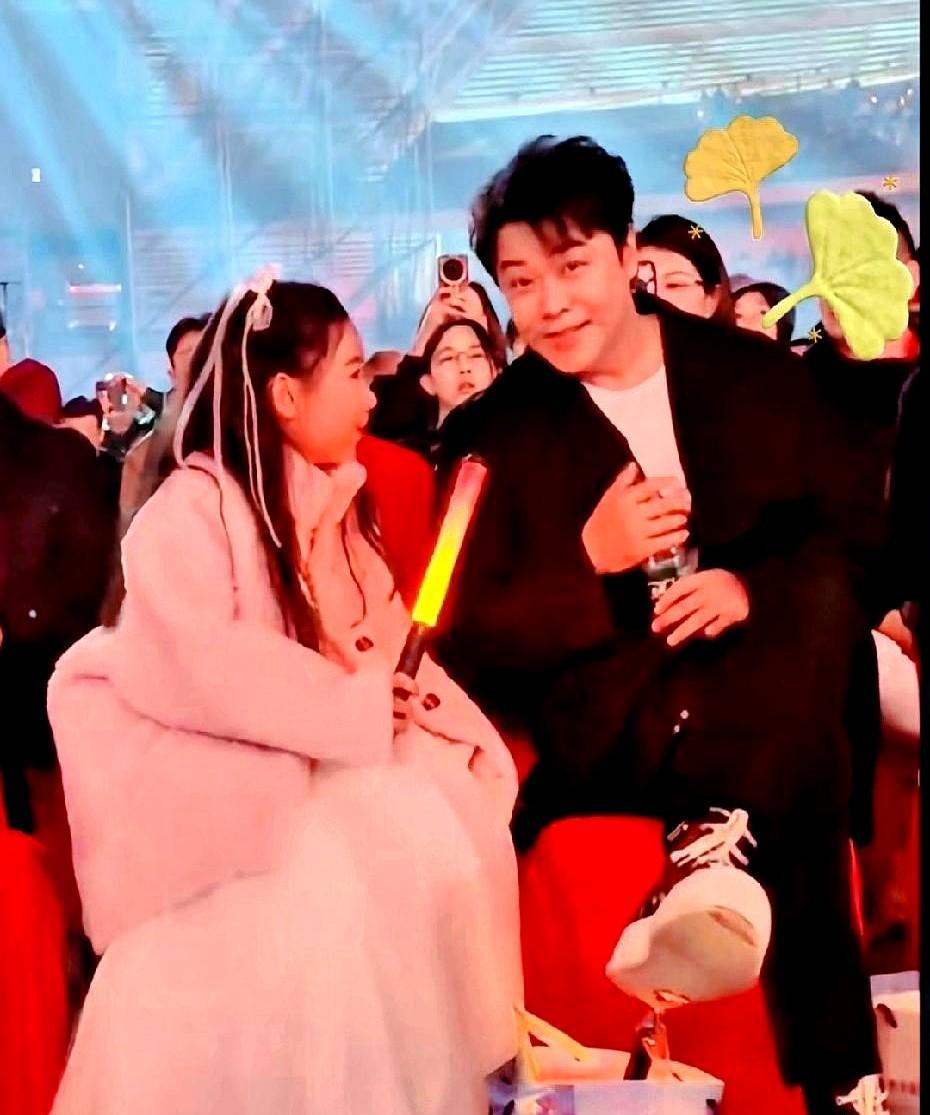 当年节目里一句玩笑，如今俩娃同桌写作业。佟丽娅没当真，陈思诚也没当真，孩子更