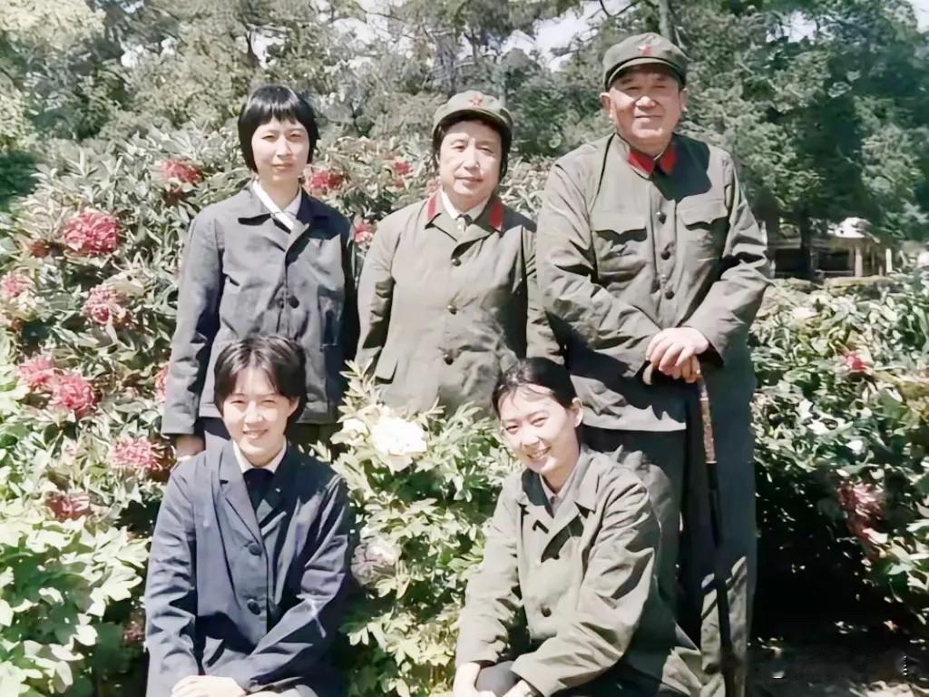 上世纪七十年代，罗瑞卿将军与夫人郝治平和三个女儿在公园的合影。罗瑞卿要求子女凭真