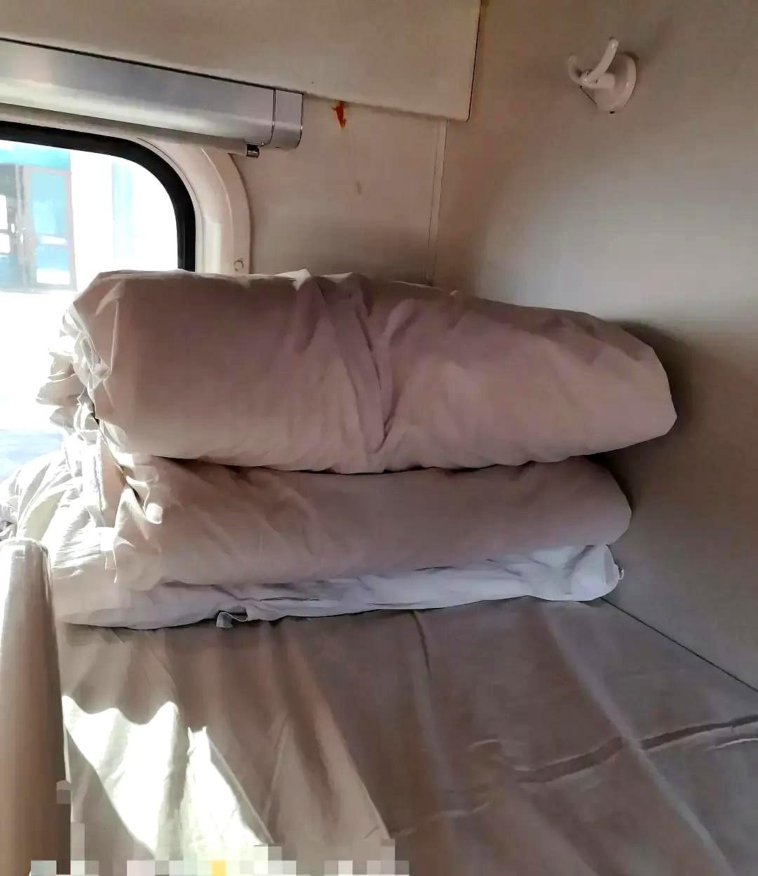 K926次列车被乘客吐槽车厢脏得没处下脚，热水壶空了三小时没人管，乘务员一句“等