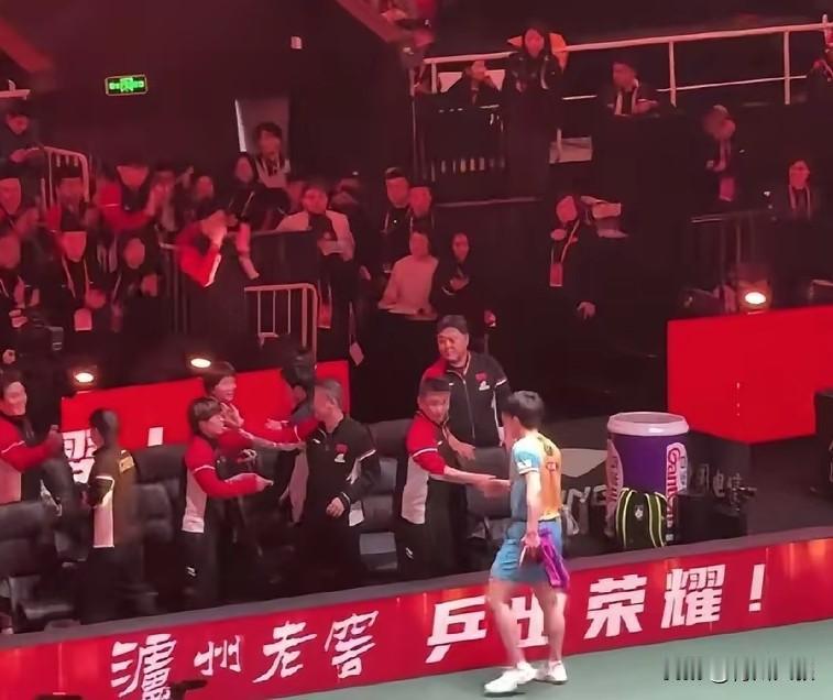 张本智和被林诗栋2:1打败后，不再嚣张，老老实实的和王皓握手！上一次澳门冠军