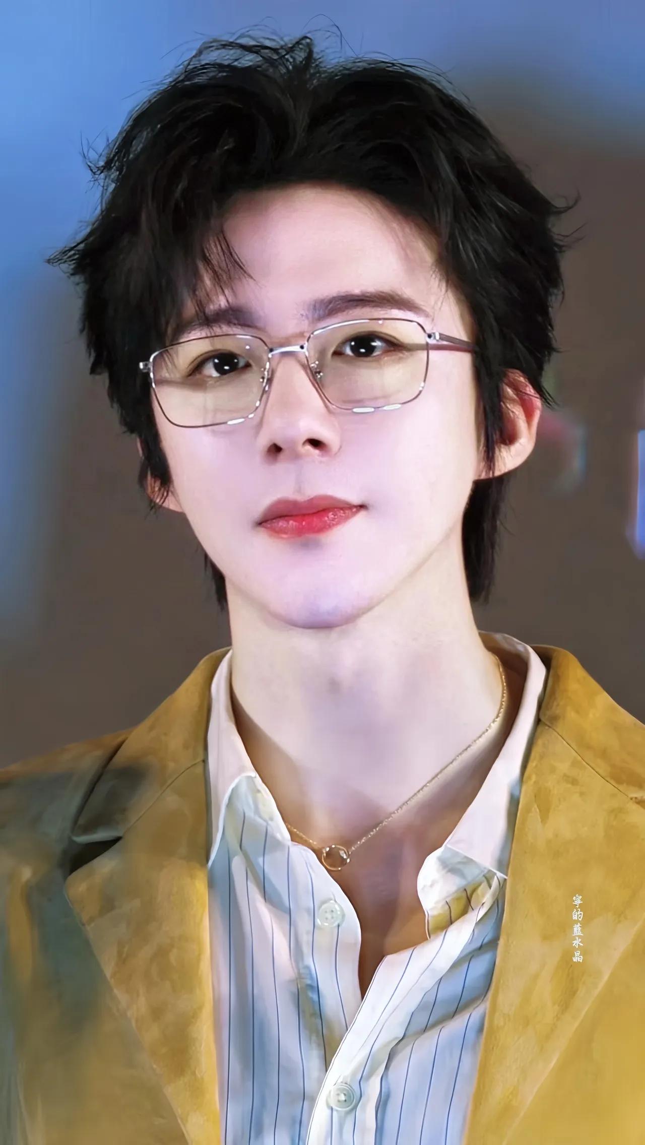 大家有没有觉得，​刘宇宁这个演员有点不一样，​35岁了，离过婚，没孩子，出门