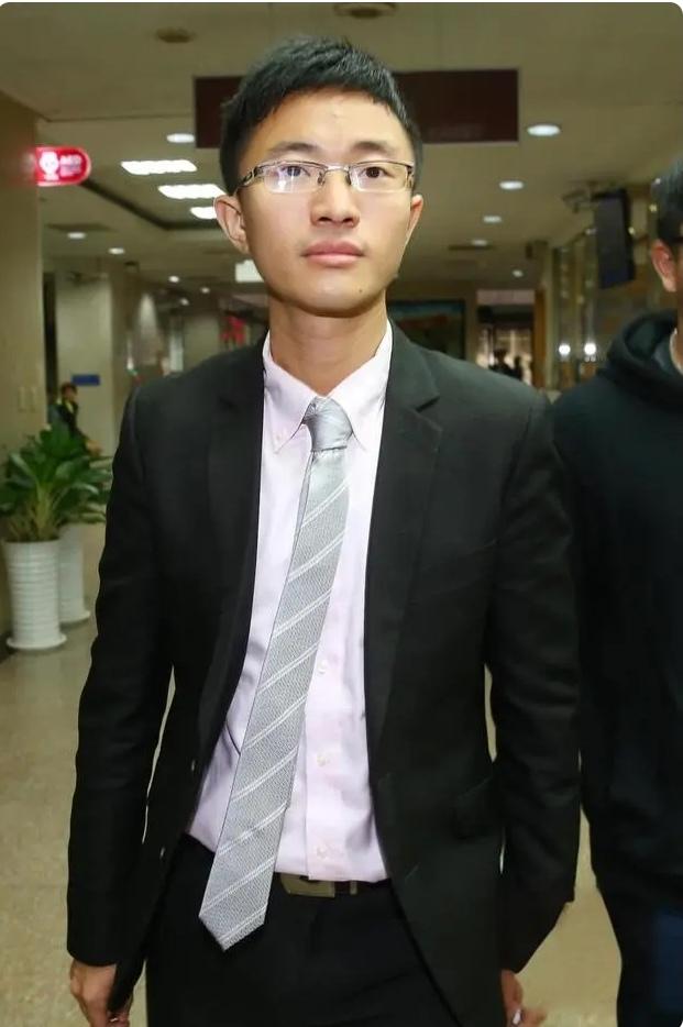 台湾新党副秘书长侯汉廷倒是挺敢说沈伯洋的，侯汉廷说：台北市长如果让沈伯洋顺利当选