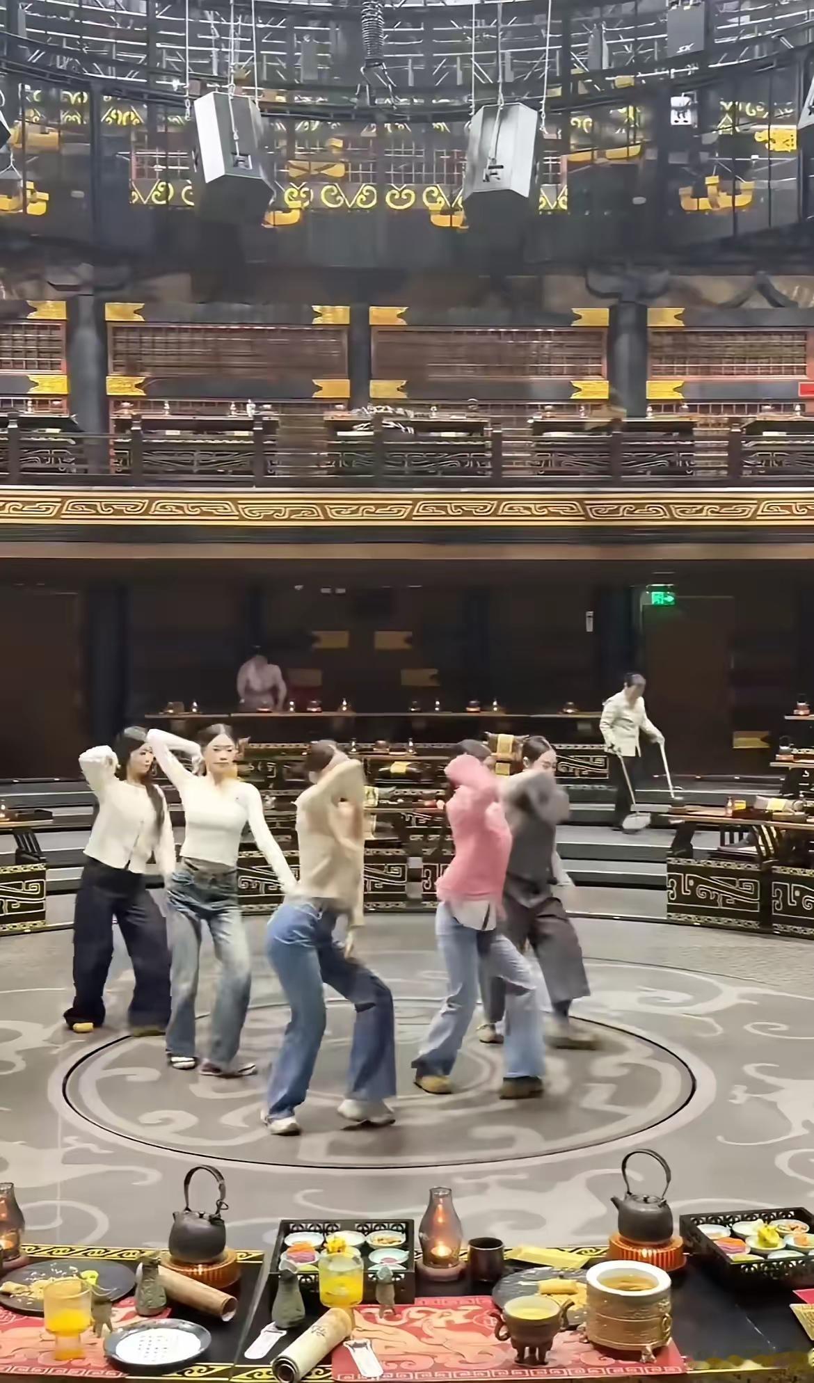 同事的女儿是学舞蹈的，回来后没有工作，正好当地的一个什么礼宴招骋会舞蹈的，他女儿