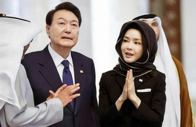 尹锡悦天塌了6月24日，韩国总统尹锡悦再次遭遇不利事件，其夫人金建希因涉嫌论文
