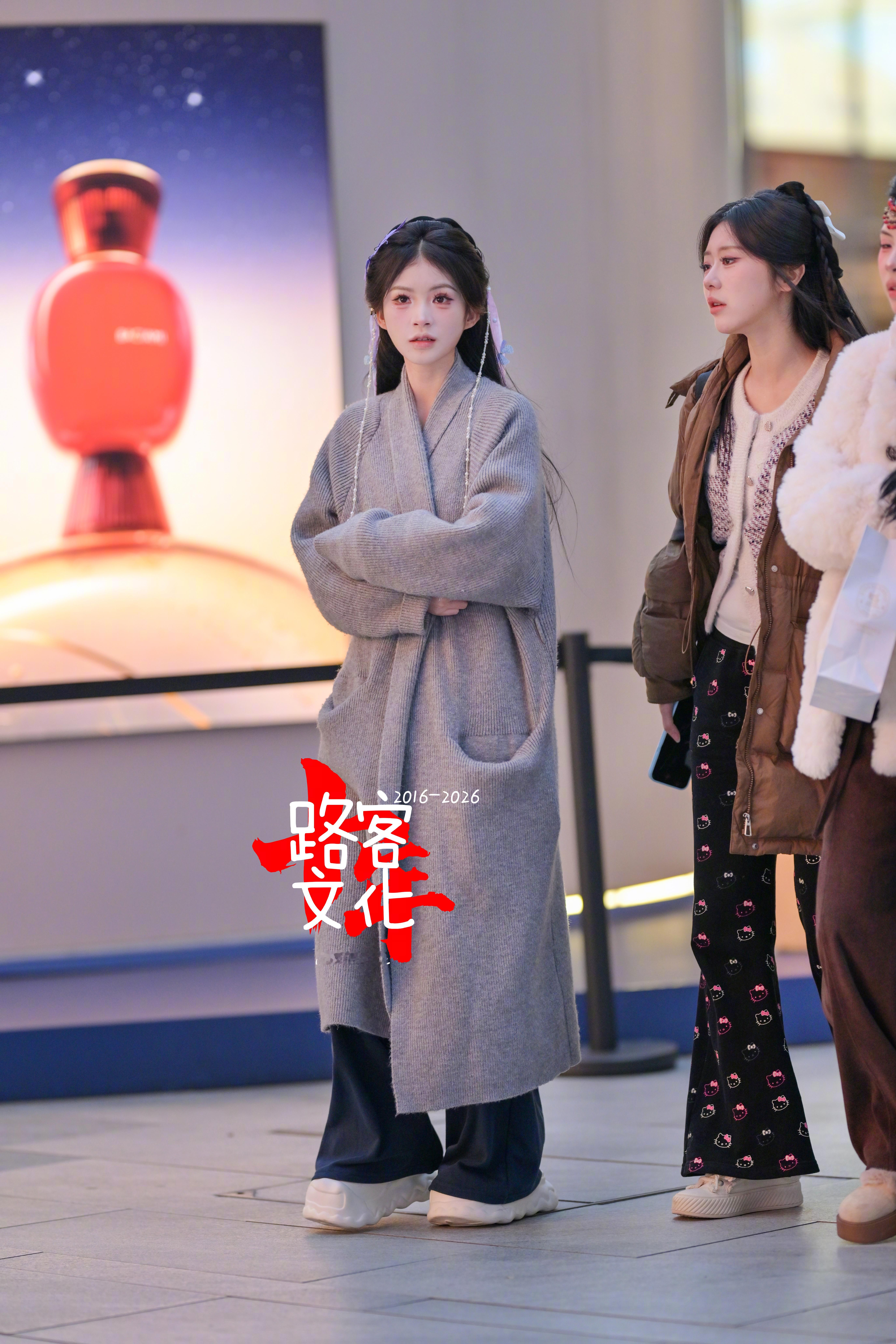 小姐姐的姿势就能看出有点冷