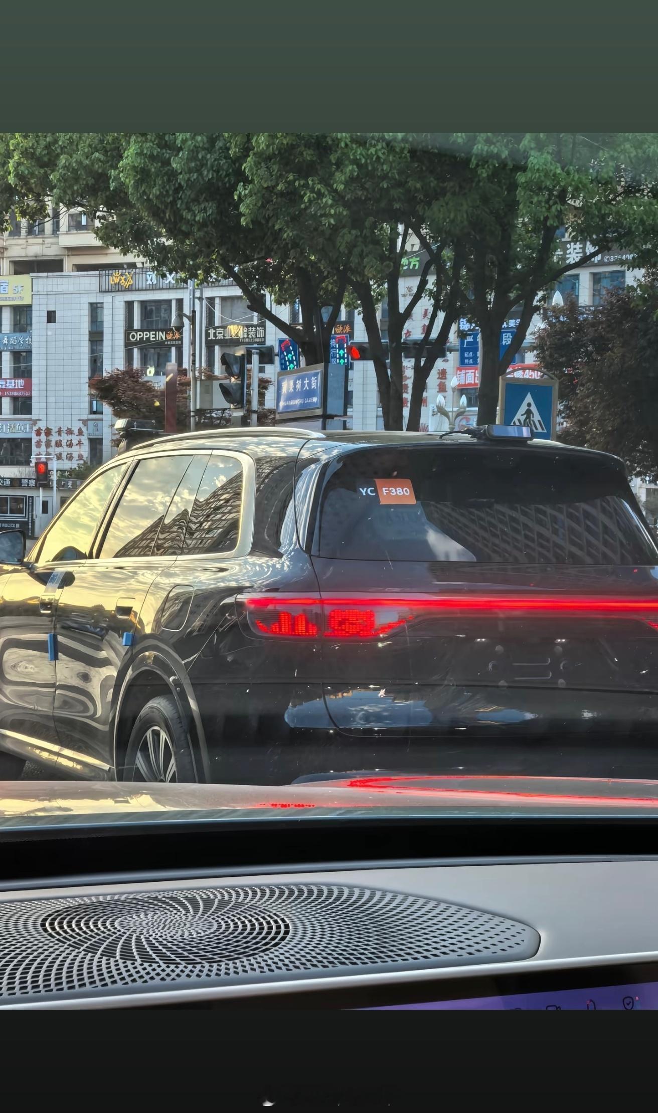 网友拍到的问界M8路试车，比较神奇的是它左右和后方全都外装了一个896线激光雷达