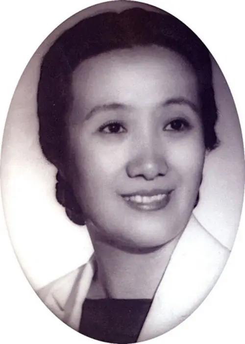 1925年，连生4女的董竹君，为了圆丈夫儿子梦，冒死怀了第5胎。她肚大肥圆，爱吃