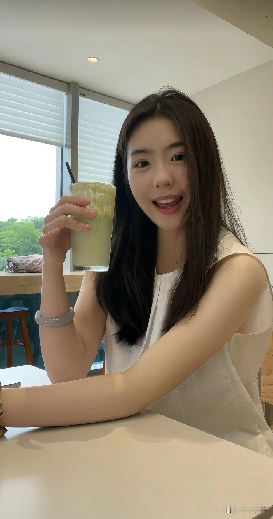 阳光明媚的午后，享受一杯冰爽的奶茶，生活如此美好！