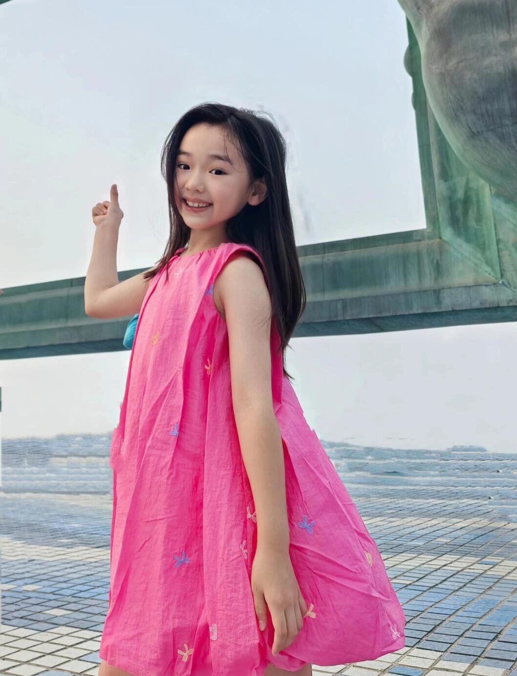 董璇女儿确实好有灵气，可惜就是小小年纪太妩媚了。对她很多照片里的笑缺少小孩子那种