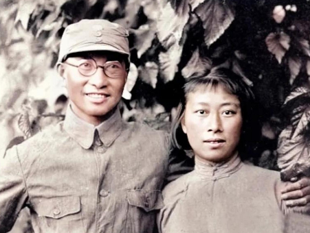 1940年初夏，三位文工团姑娘到王智涛家取道具，一进门就看见陈赓在座，三人围着他