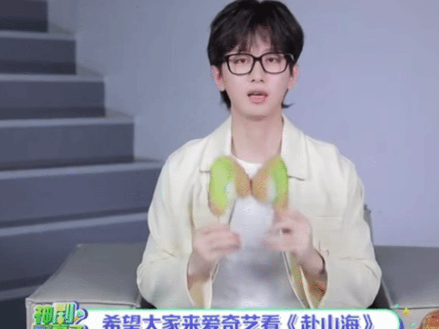 成毅把发箍戴脖子上成毅「反套路戴法」暴击猫系脑回路美学！猫耳发箍秒变颈环，这波脑