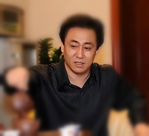 许老板满头白发的样子真的是认不出来了，曾经的他是多么的意气风发。恒大最风光的