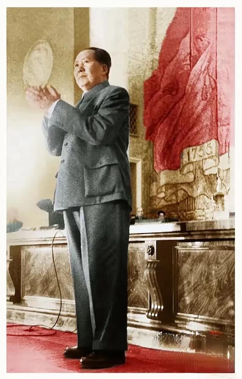 历史知识1957年11月17日，毛泽东在莫斯科会见中国留学生和实习生，并发表著名