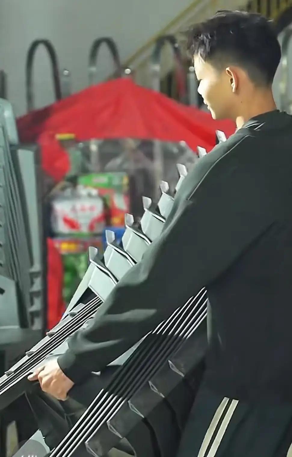 我建议大部分家长和孩子们看看这个16岁的小伙子，他就是现在比较知名的“烤鸡少年”