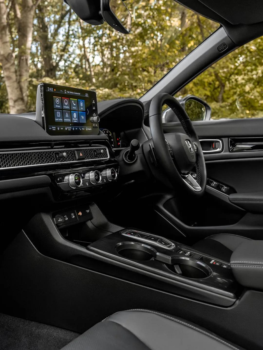 最近，本田推出了2025款CiviceHEV混合动力车型，起售价33,795英