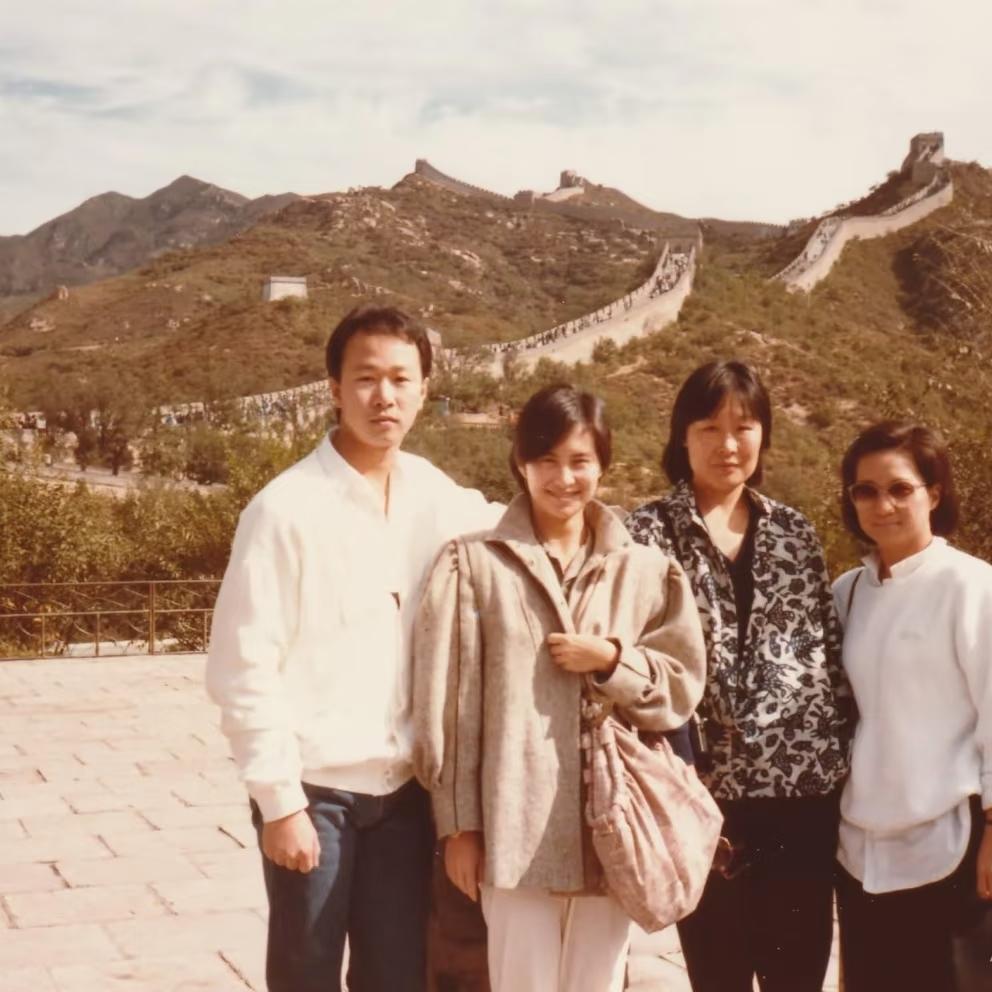 何超琼访京，一张罕见的留影，这张照片拍摄于1986年，地点是北京的居庸关长城，居
